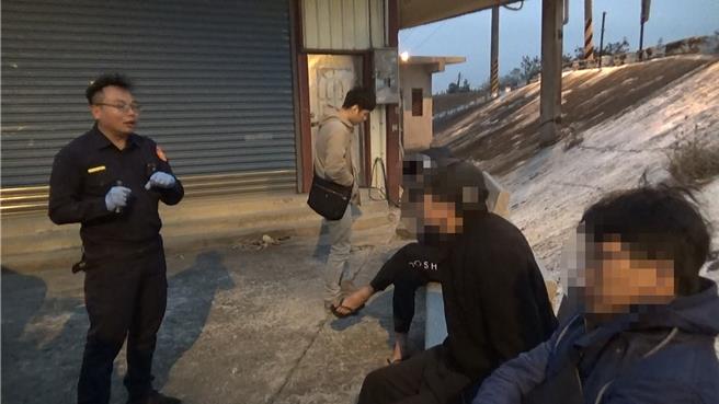 竹南警分局中港海口所員警經報請苗栗地檢署檢察官指揮，逮獲4名詐騙集團車手。（讀者提供／謝明俊苗栗傳真）