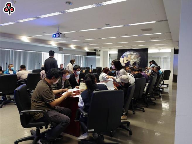 劳动部近年除了推出律师陪同调解外，更逐步放宽「劳工法律扶助专案」限制，今年编列约8000万元预算，呼吁劳工遇到劳资争议时不用隐忍。（报系资料照）