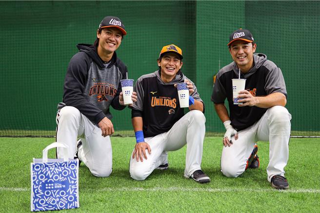 总裁点²头首家旗舰店为迎接开幕，2日特别邀请以台南市立棒球场为主场的统一狮职棒「外野三帅」陈杰宪、苏智杰、林安可共襄盛举，推出活动当天限定饮品套组举行「总裁点²头 X 统一狮粉丝见面会」。（总裁点²头提供／洪荣志台南传真）