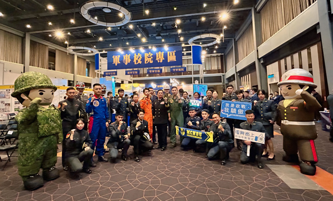 军事院校各单位到大学博览会招生。（摄/景义婷）
