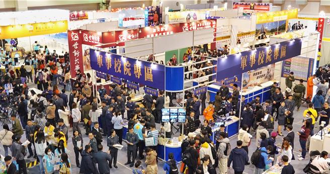 「2024大学暨技职校院多元入学博览会」2日起连续两天在台北与高雄举行，不少学校开出优渥奖学金刺激招生。（姚志平摄）