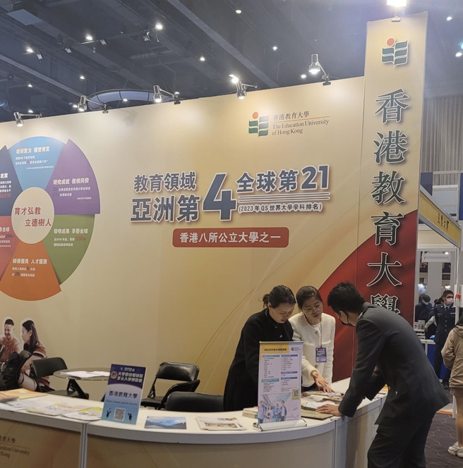 香港教育大学于北部、南部皆有设摊提供学子询问的机会。（摄/景义婷）