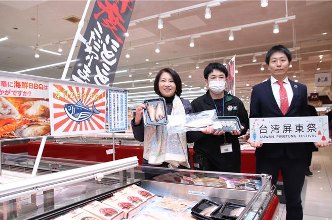 屏东县长周春米2日出席屏东好物上架熊本SUPER COMBO超市上架仪式，并担任超级试吃员，让日本朋友认识屏东农产及加工好物，也一解当地台湾乡亲的乡愁。（屏县府提供／谢佳潾屏东传真）