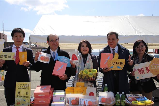 屏东县长周春米2日出席屏东好物上架熊本SUPER COMBO超市上架仪式，并担任超级试吃员，让日本朋友认识屏东农产及加工好物，也一解当地台湾乡亲的乡愁。（屏县府提供／谢佳潾屏东传真）
