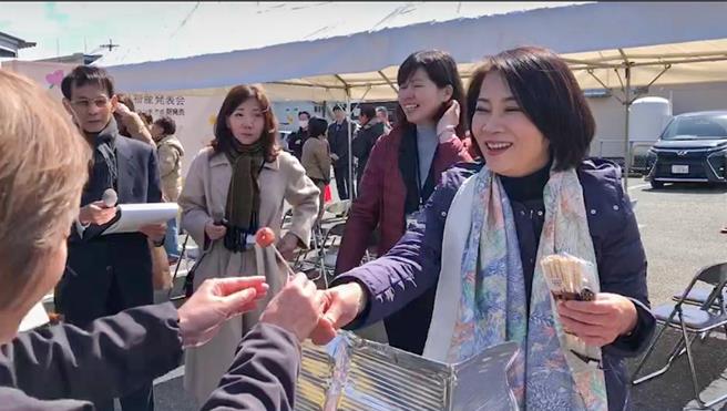 屏东县长周春米2日出席屏东好物上架熊本SUPER COMBO超市上架仪式，并担任超级试吃员，让日本朋友认识屏东农产及加工好物，也一解当地台湾乡亲的乡愁。（屏县府提供／谢佳潾屏东传真）