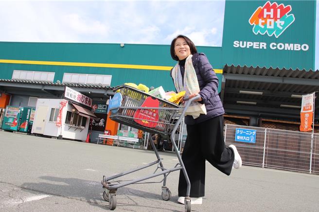 屏东县长周春米2日出席屏东好物上架熊本SUPER COMBO超市上架仪式，并担任超级试吃员，让日本朋友认识屏东农产及加工好物，也一解当地台湾乡亲的乡愁。（屏县府提供／谢佳潾屏东传真）