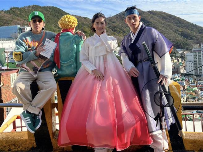 范少勳（右起）、林予晞邀請巫建和到釜山遊玩。（《演員們的旅行》節目組及《青春期影視》提供）