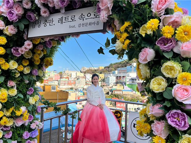 林予晞體驗韓服，留下美照。（《演員們的旅行》節目組及《青春期影視》提供）