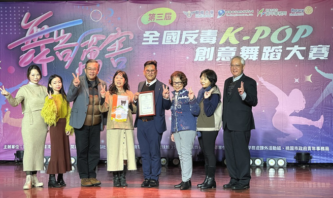 國際扶輪3521地區第四分區社長與社員等捐贈開南大學新台幣六萬元。(圖/開南大學提供)