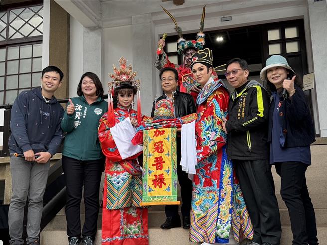 「南投崇文節」2日上午於南投縣文化園區登場，規畫逾30攤文創市集、主題書展、舊街小旅行茶道展演與各樣體驗活動，包括文化局長林榮森（中）與縣議員沈夙崢（左二）、林儒暘等人到場共襄盛舉。（潘虹恩攝）