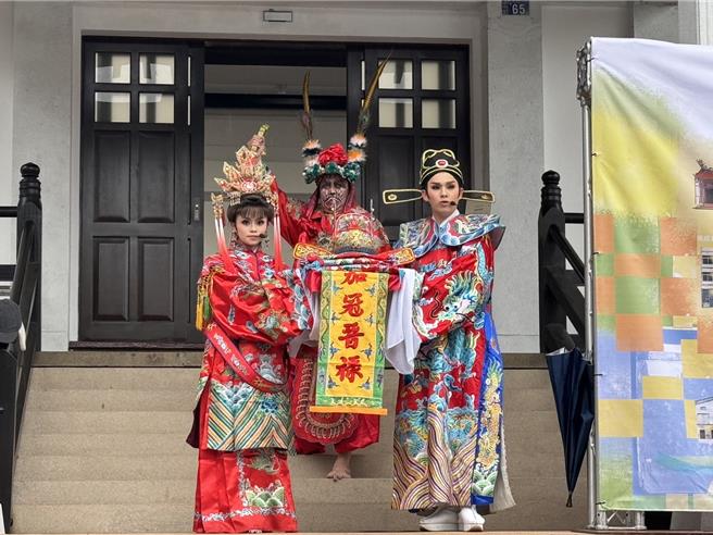 「南投崇文節」2日上午於南投縣文化園區登場，由藍田書院祭典戲目「魁星進盔甲」為活動揭開序幕，並為現場民眾、攤商祈福。（潘虹恩攝）