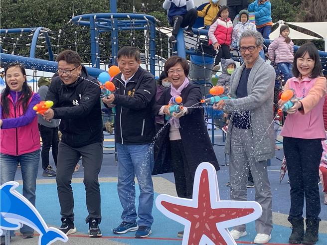 彰化县伸港乡嬉滨海豚公园2日举办启用典礼，县长王惠美（右三）、立委谢衣鳯（右一）及地方民代与会，公园以海洋意象元素带入儿童游憩设施及宠物公园，并规画越野单车PUMP TRACK场地。（民眾提供／陈淑芬台中传真）