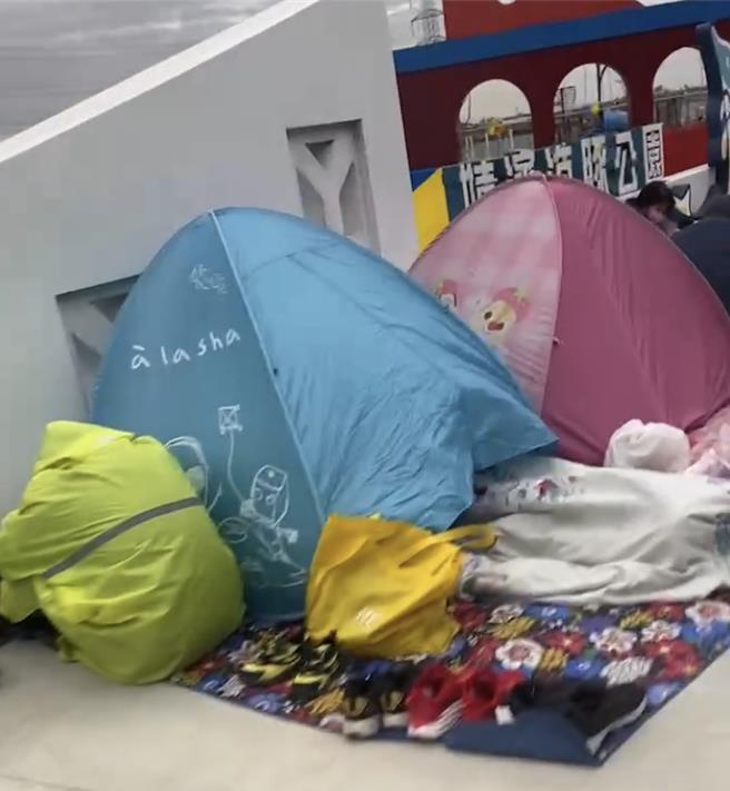 彰化县伸港乡嬉滨海豚公园2日举办启用典礼遇寒流来袭，民眾冒冷风在清晨5时许搭帐篷抢手炙手可热的「多多龙」小提灯。（民眾提供／陈淑芬台中传真）