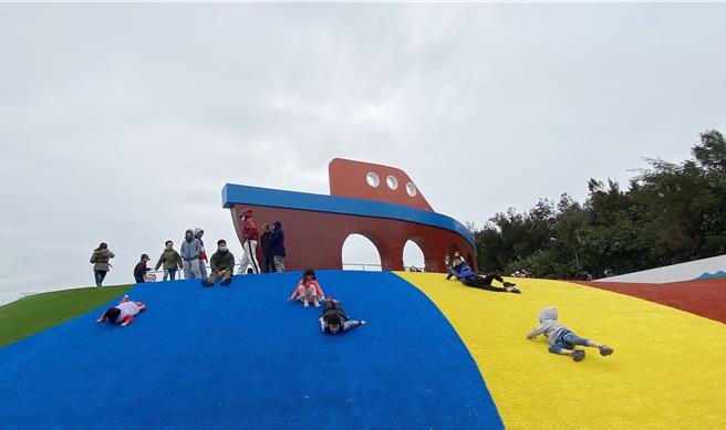 彰化县伸港乡嬉滨海豚公园2日举办启用典礼，公园以海洋意象元素带入儿童游憩设施及宠物公园，并规画越野单车PUMP TRACK场地，让大小朋友及毛小孩玩上整天。（陈淑芬摄）