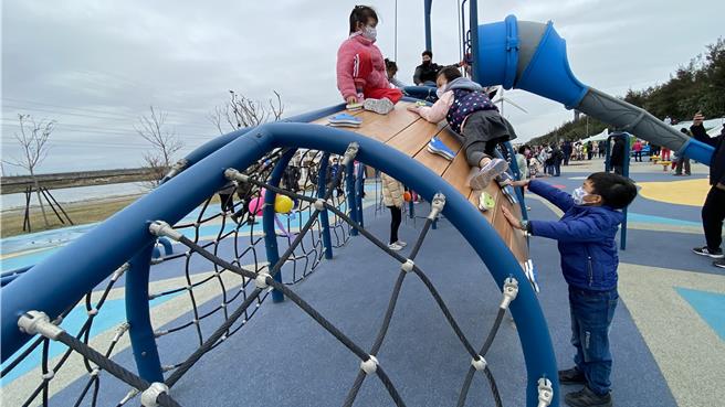 彰化县伸港乡嬉滨海豚公园2日举办启用典礼，公园以海洋意象元素带入儿童游憩设施及宠物公园，并规画越野单车PUMP TRACK场地，让大小朋友及毛小孩玩上整天。（陈淑芬摄）