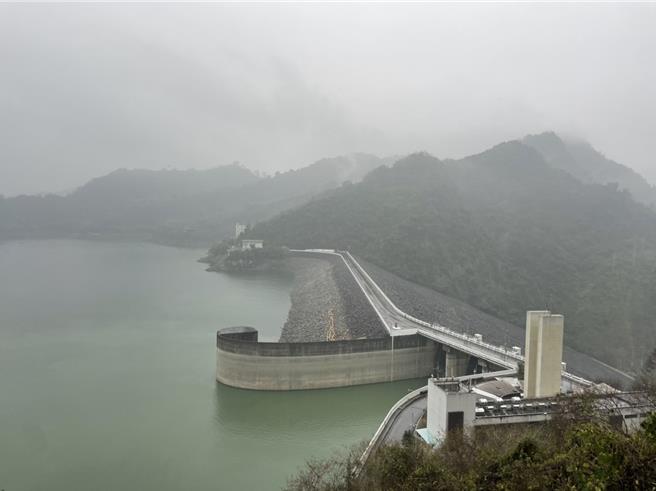 曾文水库集水区1日深夜实施人工增雨，2日陆续降雨，水库仍维持歷史同期最高水位。（水利署南区分署提供／程炳璋台南传真）