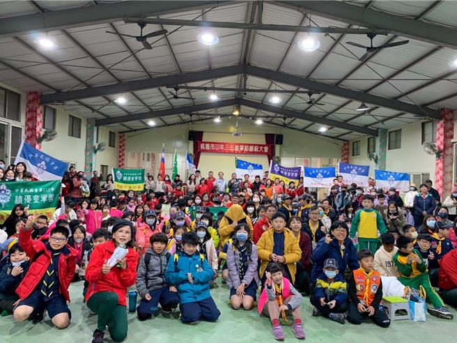 桃園市童軍會2日在石門營地舉行三五童軍節慶祝大會，齊聚800多人參與。（教育局提供／蔡明亘桃園傳真）