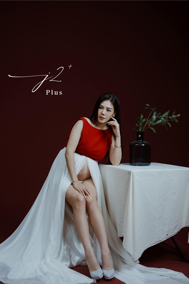 杨晨熙拍摄孕妇写真。（J2 Plus 婚纱摄影提供）