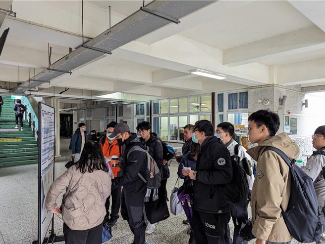 台铁公司举办公司化后首次从业人员招募，补足第一线人力，今日进行笔试。（台铁公司提供／陈佑诚台北传真）