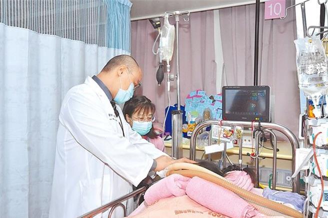 彰化县陈姓3姊弟发生严重车祸，昏迷两姊妹均开始中医会诊治疗，家扶中心2日表示，社工探视两姊妹，姊姊似乎有所感应而眼角泛泪，令人惊喜又心酸。（本报资料照片／陈淑芬台中传真）