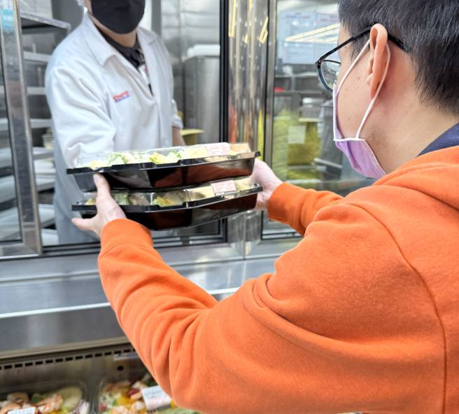 女网友向工作人员点了2盒三明治，现场制作等了好一阵子。（网友授权提供）