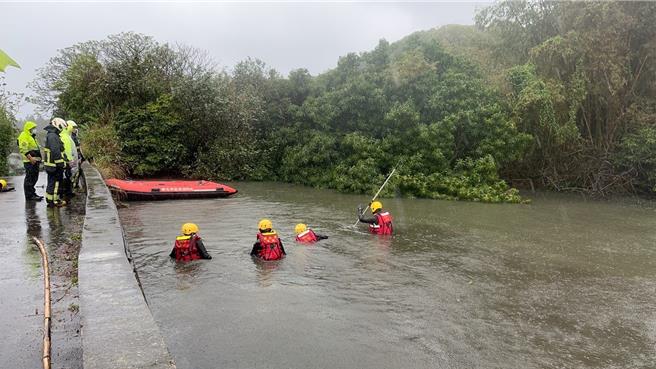 新北市林口區1日發生失智長者的失蹤案件，警消在山中池塘搜索。（新北消防局提供／張鎧乙新北傳真）