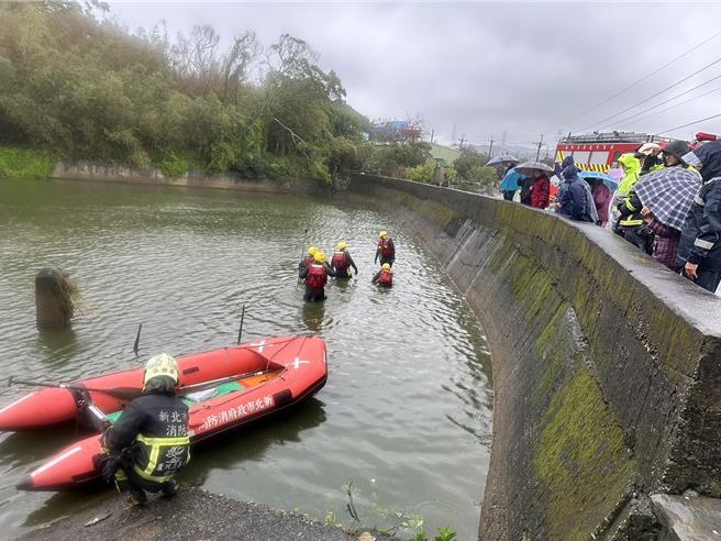 新北市林口區1日發生失智長者的失蹤案件，警消在山中池塘搜索。（新北消防局提供／張鎧乙新北傳真）