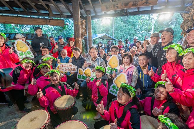 桃园市客家局2日举行鲁冰花季亮点活动，和窑文创园区热闹开窑。（桃市府提供／蔡明亘桃园传真）