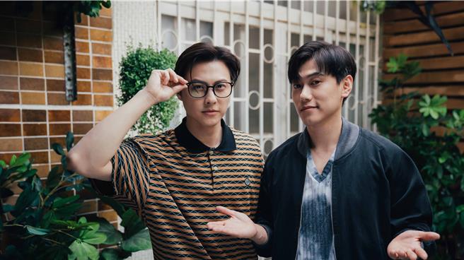 邱宇辰（右）與親哥王子邱勝翊對戲，即興搞笑台詞掀全網「加入魔術社」話題。（結果娛樂提供）