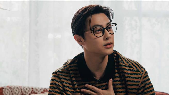 王子邱勝翊特別演出魔術社老師「邱謙」，調侃親弟弟的即興台詞全網爆笑。（結果娛樂提供）