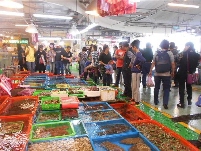 新北市石门富基渔港现正值花枝盛产季，民眾可以近距离观察并选购鲜活花枝。（新北市渔业处提供／张铠乙新北传真）