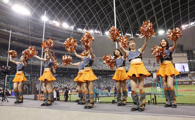 读卖巨人啦啦队「VENUS」。（赵双杰摄）