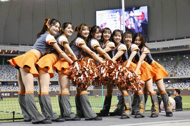 读卖巨人啦啦队「VENUS」。（赵双杰摄）