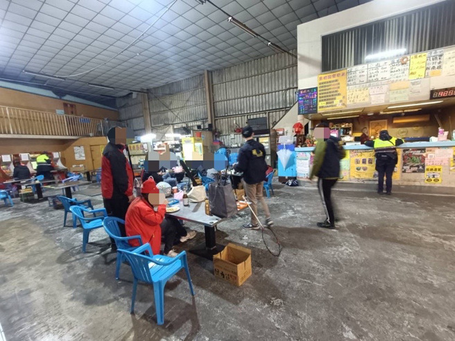 樹林警針對轄區KTV、撞球場、釣蝦場、網咖等青少年聚集場所與幫派組合易依附、經營、聚集處所實施臨檢掃蕩。（圖／警方提供）