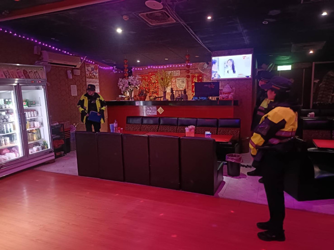 樹林警針對轄區KTV、撞球場、釣蝦場、網咖等青少年聚集場所與幫派組合易依附、經營、聚集處所實施臨檢掃蕩。（圖／警方提供）