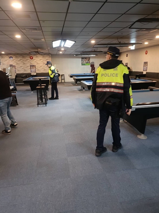 樹林警針對轄區KTV、撞球場、釣蝦場、網咖等青少年聚集場所與幫派組合易依附、經營、聚集處所實施臨檢掃蕩。（圖／警方提供）