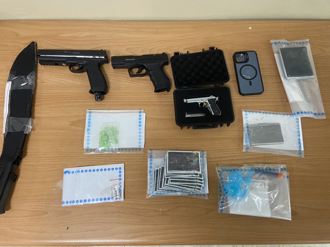 樹林警於三俊街攔查遭侵佔自小客，當場查獲因毒品案遭通緝的王姓男駕駛，並查扣鎮暴槍、空氣槍、玩具槍等各1把及開山刀1支、子彈1顆、爆裂物1個、二級毒品搖頭丸、三級毒品愷他命香菸、安非他命吸食器2組等證物。（圖／警方提供）