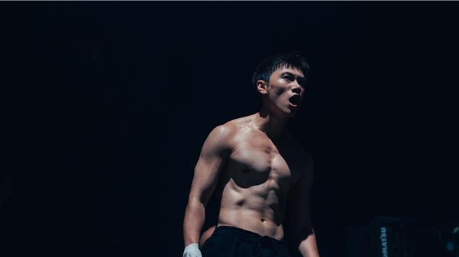 邱宇辰頂悶熱天氣翻班拍攝拳擊戲。（結果娛樂提供）