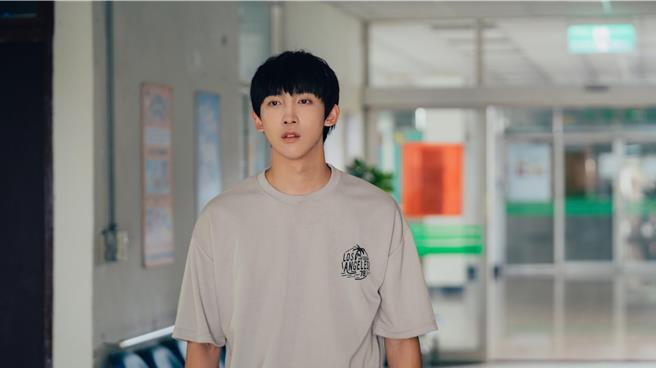 黃宏軒飾演成人時期弟弟「魏之遠」真摯眼神引起網友討論。（結果娛樂提供）