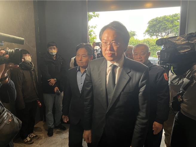 内政部长林右昌今天下午到殉职警员苏昱鸿灵前吊唁并慰问家属。（王扬杰摄）