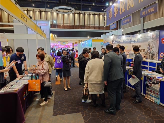 今年大学博览会高雄场在高雄新光三越左营店举办，吸引不少青年学子到场了解各校特色。（任义宇摄）