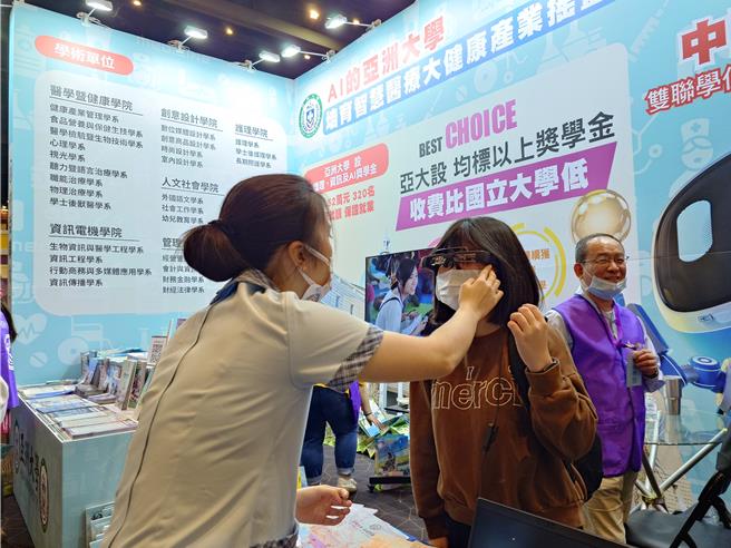 亚洲大学在课程中，导入AI、AR等课程强化学生与未来接轨。（任义宇摄）