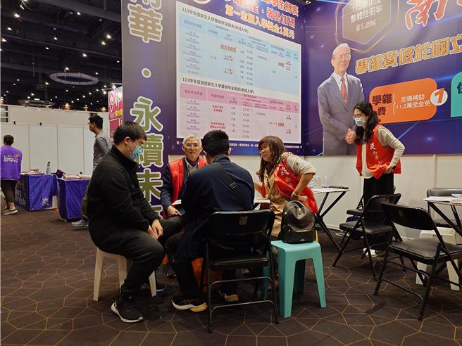 南华大学拥有全台最完整生命教育课程，更推出许多奖助学金、海外学习奖励计画，帮助学生学习更能扩大视野。（任义宇摄）