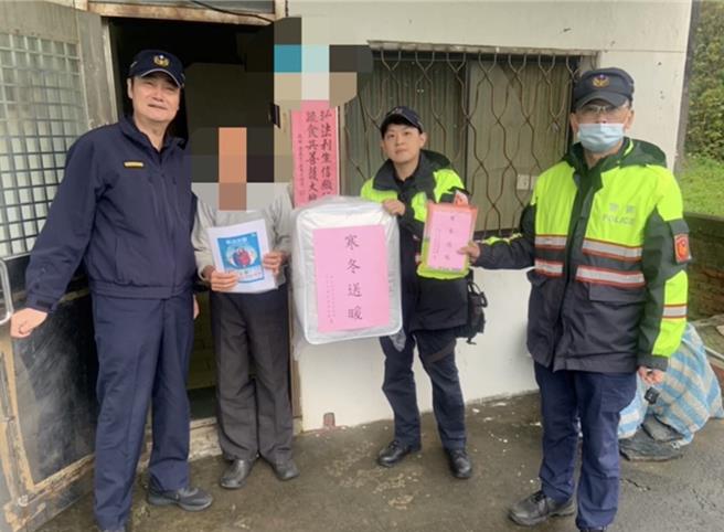 金山警分局员警慰问辖内弱势家庭及独居老人，并发放防寒物资。（金山警分局提供／张铠乙新北传真）