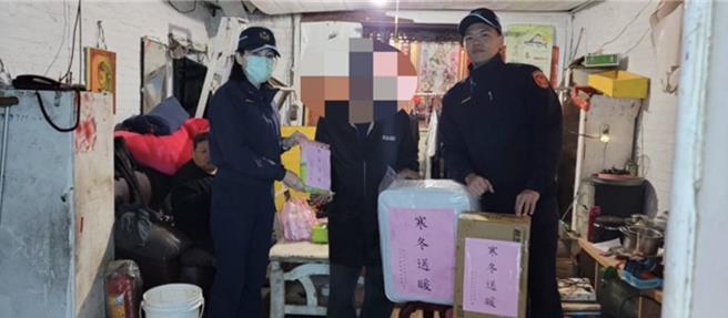 金山警分局员警慰问辖内弱势家庭及独居老人，并发放防寒物资。（金山警分局提供／张铠乙新北传真）