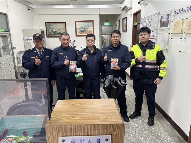 金山警分局长沈明义（中）2日上午到各派出所慰勤并发放暖暖包，提醒同仁注意执勤保暖。（金山警分局提供／张铠乙新北传真）