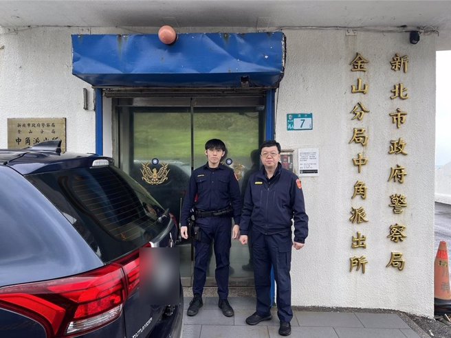 金山警分局长沈明义（右）2日上午到各派出所慰勤并发放暖暖包，提醒同仁注意执勤保暖。（金山警分局提供／张铠乙新北传真）