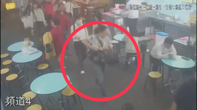 警方调阅监视器发现62岁林女于2月21日下午16时30分进入饶河夜市，于18时29分行窃后离开。（翻摄画面）