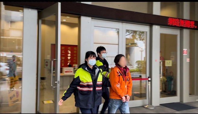 警方获报后调阅监视器锁定62岁林姓女犯嫌，昨日下午持拘票前往新北逮人，并查扣被害人遭窃之LV短皮匣一个，全案依窃盗罪移送侦办。（图／警方提供）