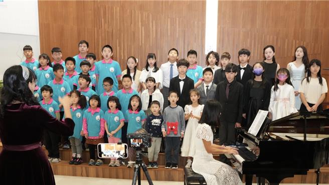 湯吟君及周芳如老師帶領學生舉辦愛心音樂會表演節目募款獲熱烈響應。（林佳慈提供／廖素慧嘉市傳真）